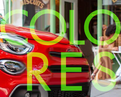 La palabra "Colors" (colores) en verde sobre la parte delantera de un Fiat 500X Sport 2023 rojo.
